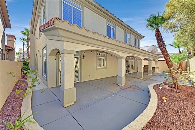 Building Photo - Fully remodeled 5 bed plus Loft / 4.5 bath...