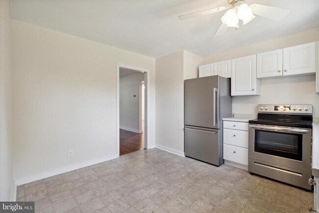 Building Photo - 10 Lloyd Ave