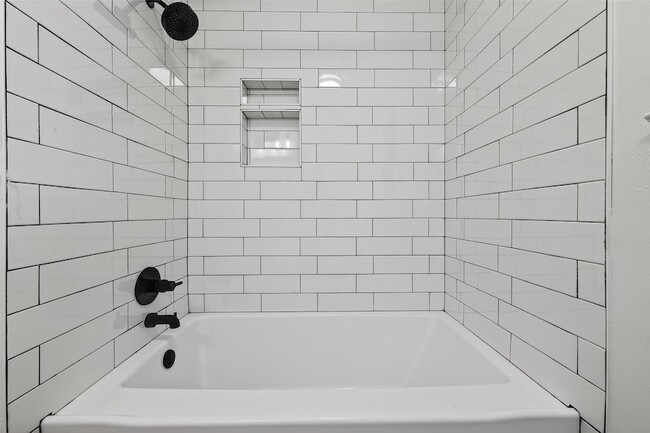 Building Photo - 2018 Village Ct Ln