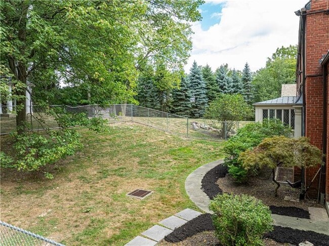 Building Photo - 705 E Beau St