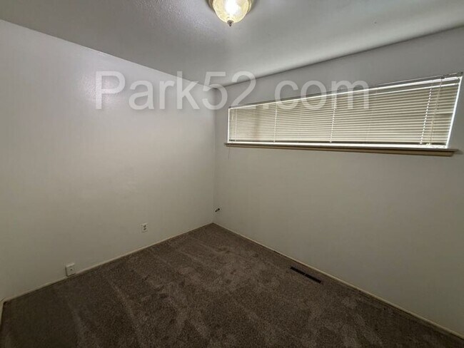 Building Photo - 602 N Huson St