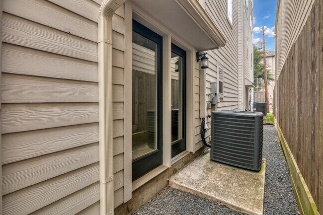 Building Photo - 5521 Petty St
