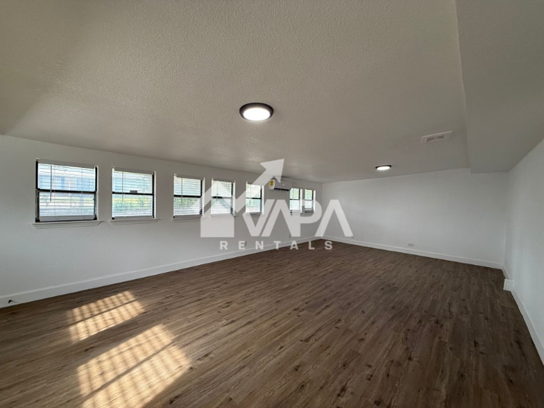 Building Photo - 351 Addax Dr