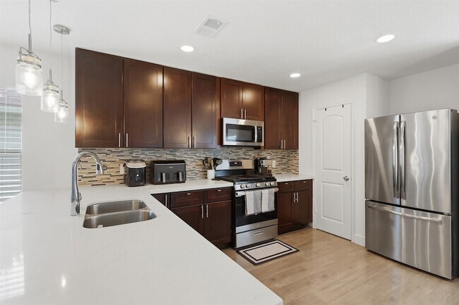 Building Photo - 11210 Log Cabin Ln