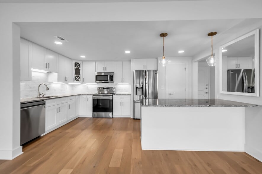 Building Photo - 6666 Brookmont Ter