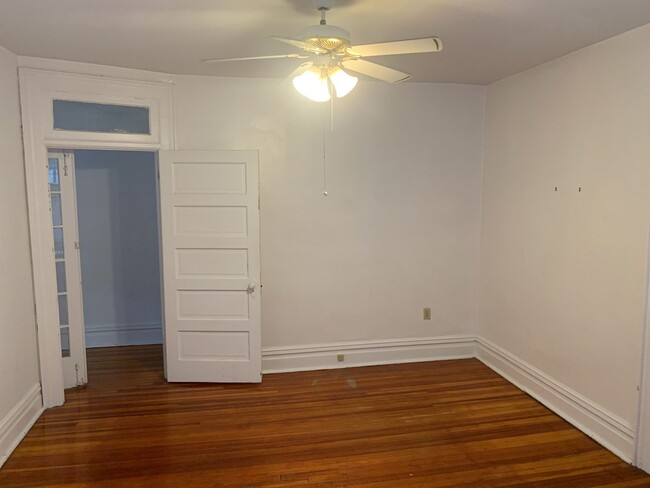 Building Photo - Spacious Two Story duplex on Walnut Street!