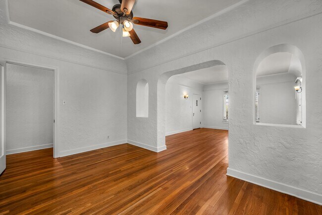 Building Photo - Large 2 bedroom unit