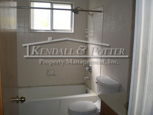 Building Photo - Cozy 2Bed/1Bath, Two Story Home Located On...