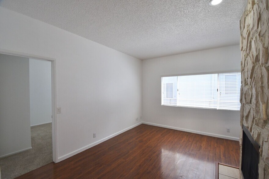 Building Photo - 11315 Moorpark St