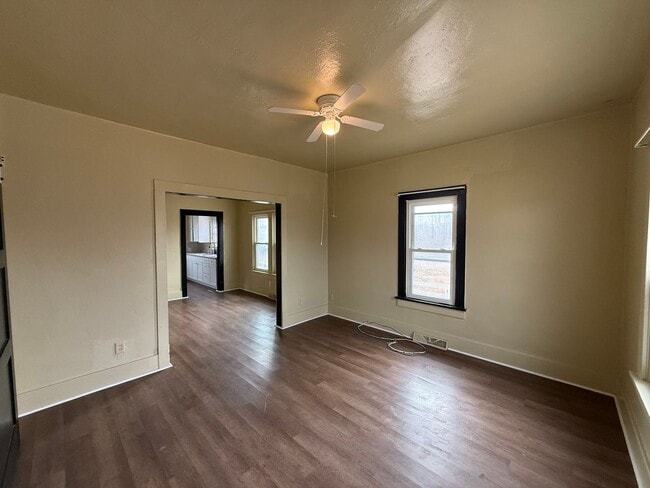 Building Photo - Two bedroom, one bathroom, pet friendly home located in Scottsbluff, NE.