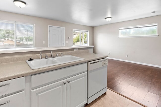 Building Photo - Spacious 2-Bedroom Duplex Near Tacoma Mall...