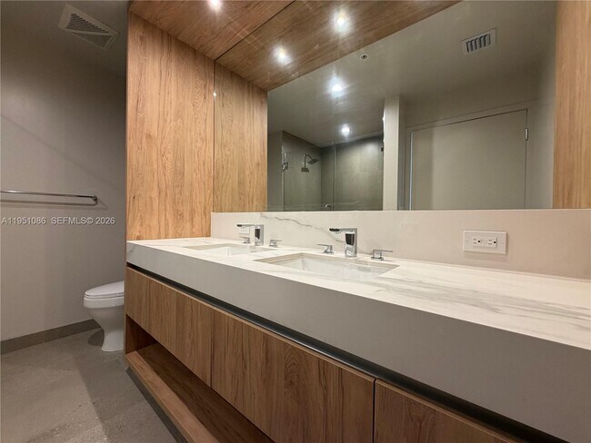 Building Photo - 11 NE 6th St