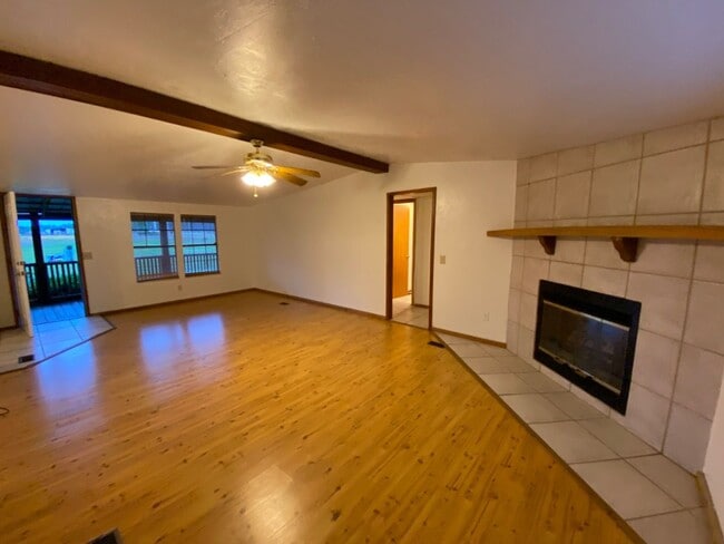 Building Photo - 3 Bedroom, 2 Bath home just outside of Liv...