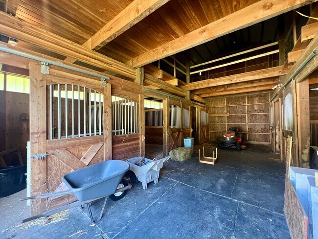 Building Photo - 3+ BD on 2 Acres - Barn Included