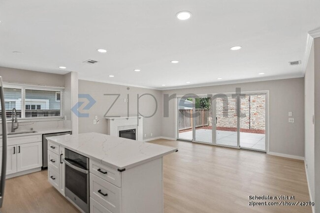 Building Photo - 1723 Laine Ave