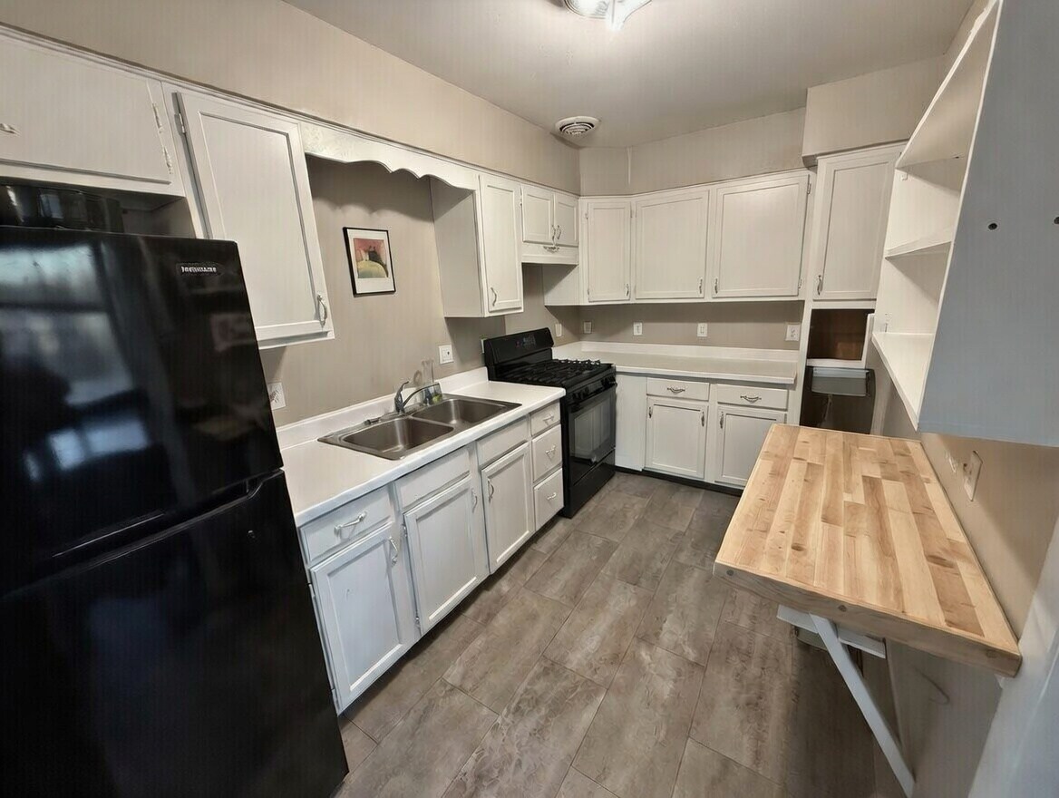 Building Photo - 921 College Ave