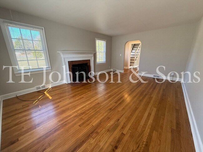 Building Photo - Charming 2BR Home Near Silas Creek Pkwy with Hardwood Floors & Carport