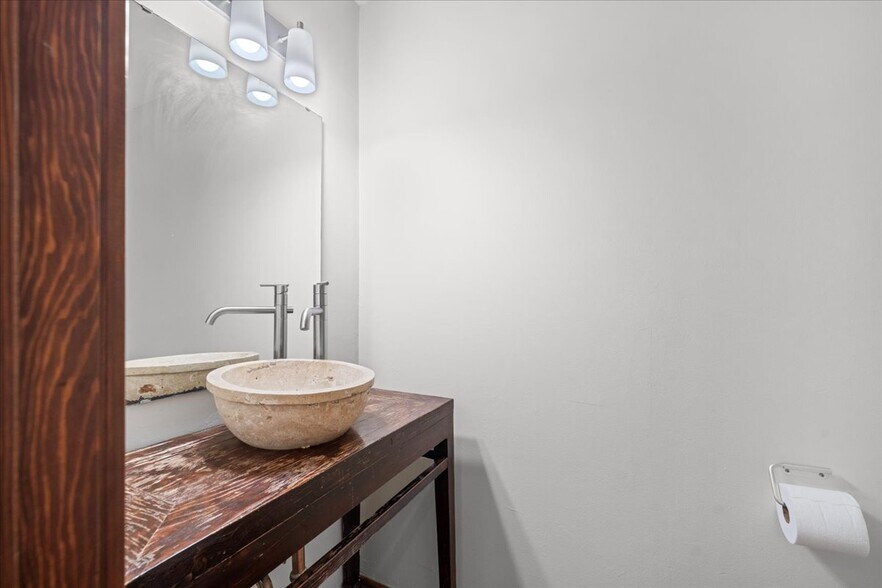 Building Photo - 8530 Holloway Dr