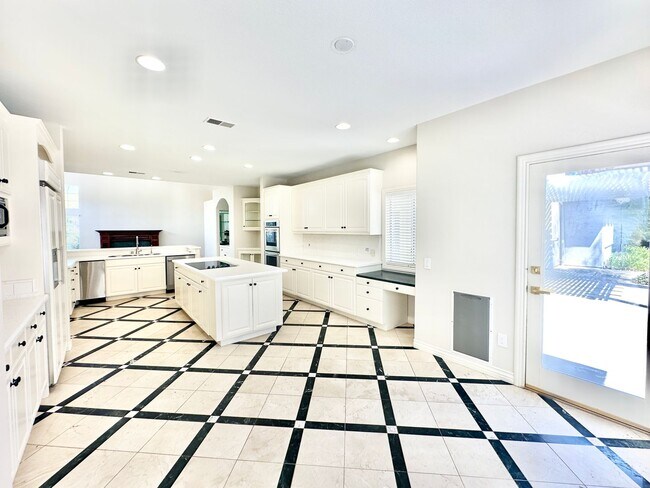 Building Photo - 4286 La Canada Rd