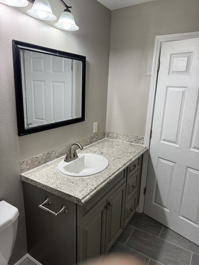 Primary Photo - 212 Hazelnut St