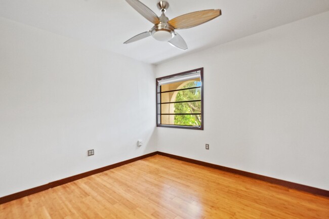 Building Photo - Beautiful 3-Bed, 3-Bath Townhouse with Pri...