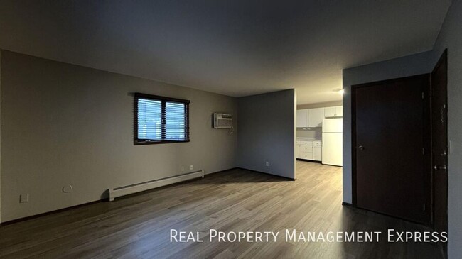 Building Photo - Spacious 2 Bedroom Apartment with Modern U...