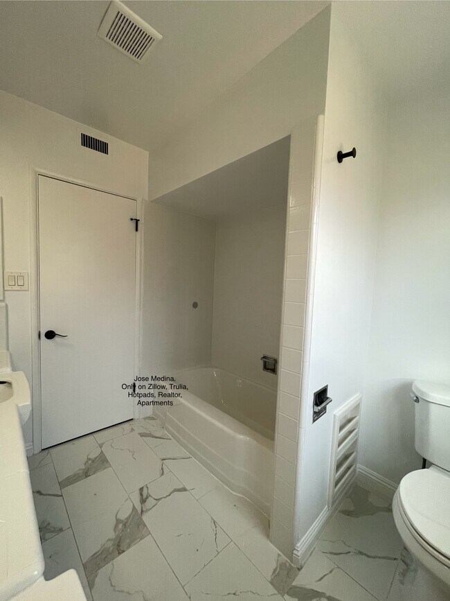 Building Photo - 3500 Pickwick Dr