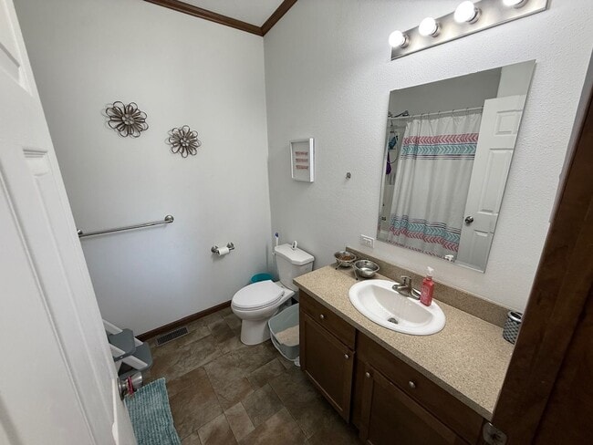 Building Photo - 220 Riverwood Dr