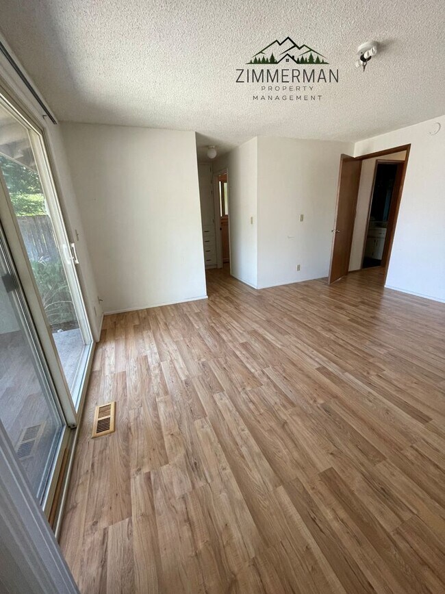 Building Photo - 3 Bedroom, 3 Bathroom Home in Beautiful Sh...