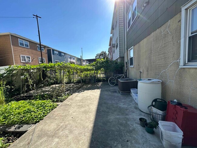 Building Photo - 33 E 51st St