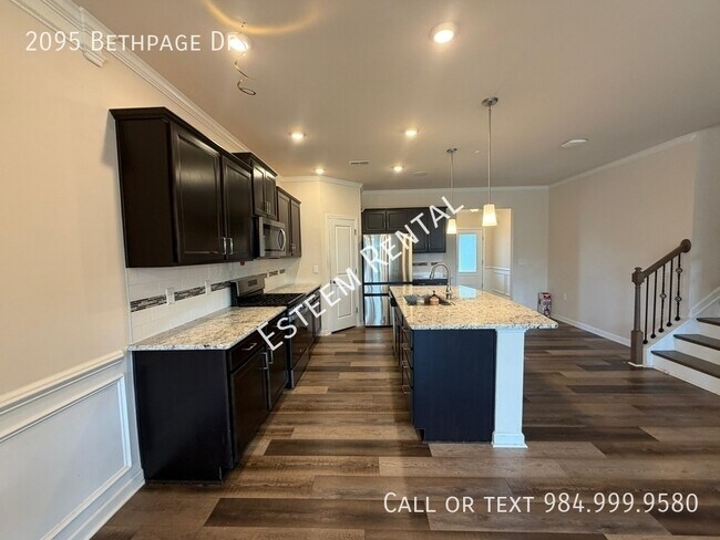Building Photo - 2095 Bethpage Dr