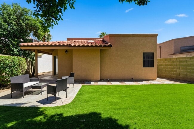 Building Photo - Move-in-ready home available furnished or unfurnished to suit your lifestyle!!