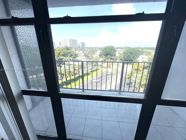 Building Photo - 1000 Parkview Dr