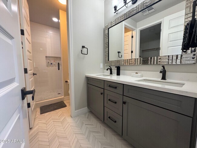 Building Photo - 4350 E Kings Ave