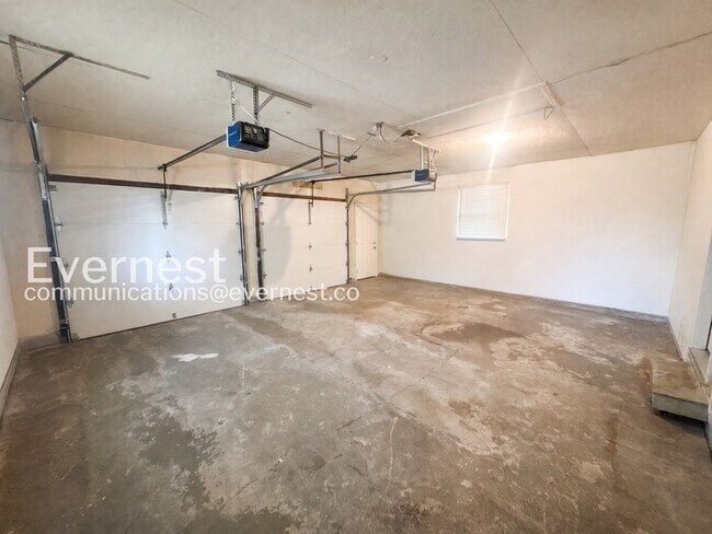 Building Photo - 3 Bed, 2 Bath Home with Fenced Yard & Garage / Pet-Friendly / Vouchers Accepted / Available Now!