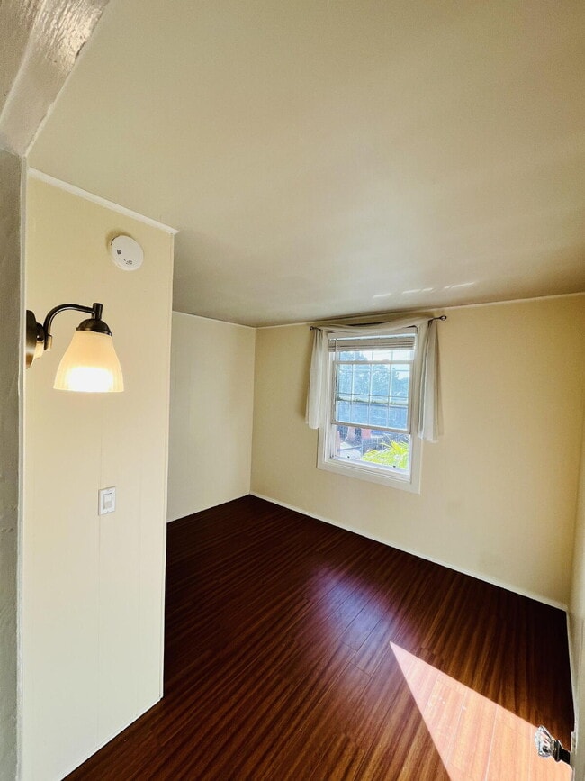 Building Photo - $3,100 - 2 Bed / 1 Bath House in Crest - Ready for Move in!