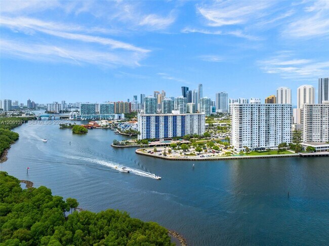 Building Photo - 400 Kings Point Dr