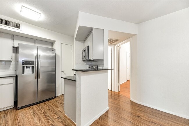 Building Photo - 10811 Richmond Ave.