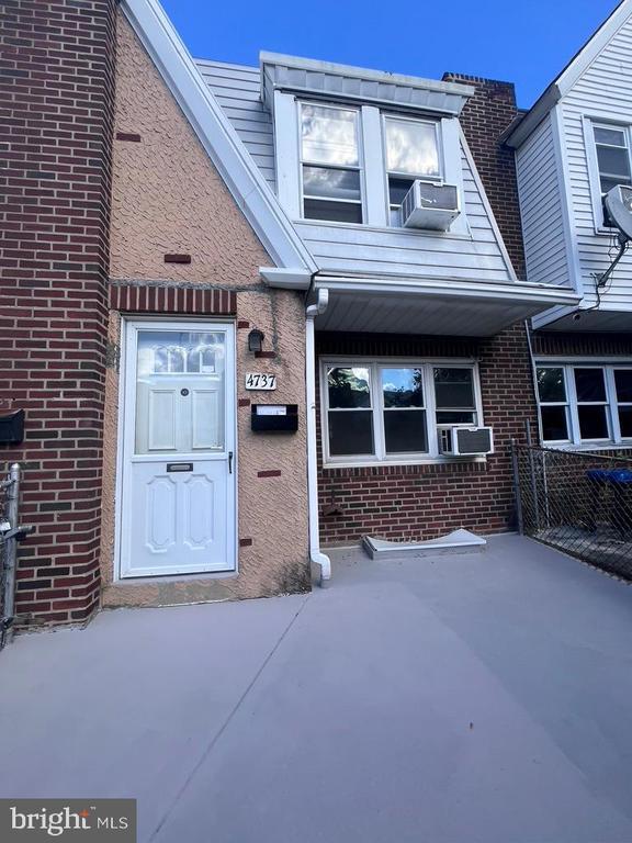 Building Photo - 4737 Vista St