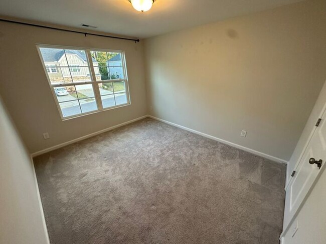 Building Photo - Like-New Townhouse in Holly Springs AVAILA...