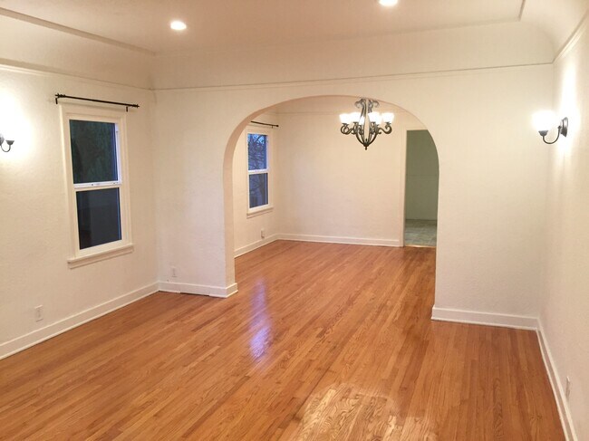 Building Photo - 1106 S Doheny Dr