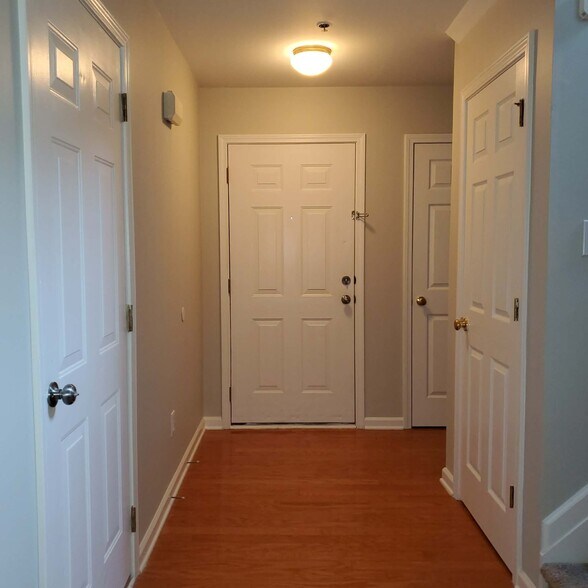 Building Photo - 300 Cottonwood Creek Cir