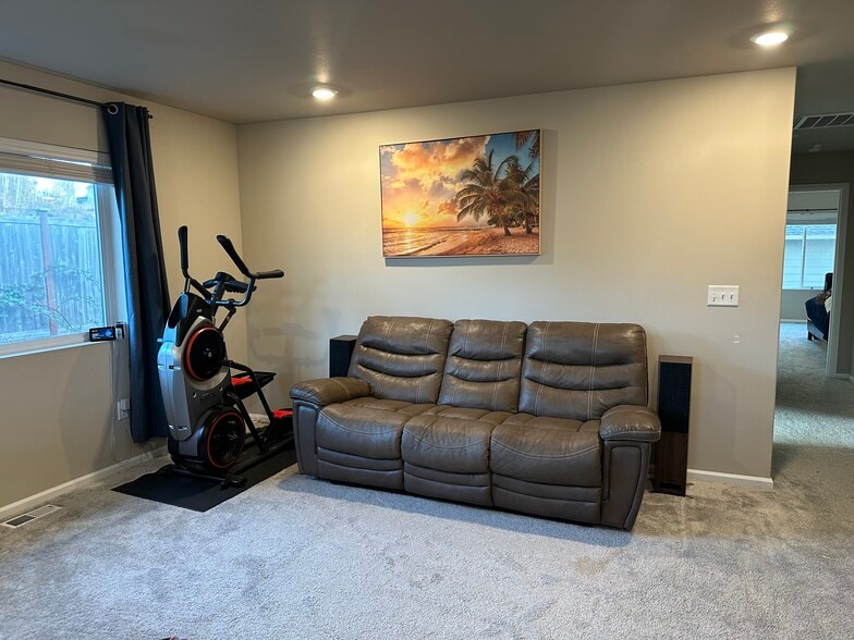 Building Photo - 3909 80th Ave NE