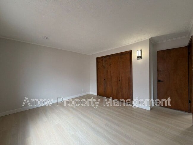 Building Photo - 3341 Holdrege St