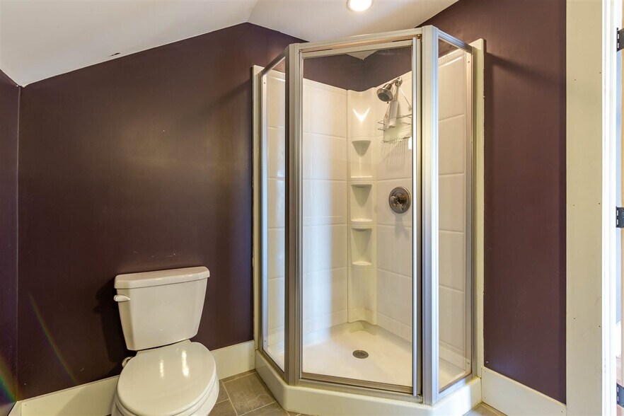 En Suite Bath View 2 - 77 -79 Centre St