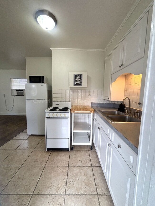 Building Photo - 1212 Jamajo Blvd