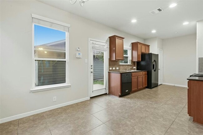 Building Photo - 930 Alamo Plaza Dr