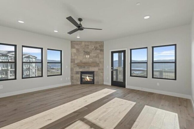 Building Photo - 1124 W Vos Cir