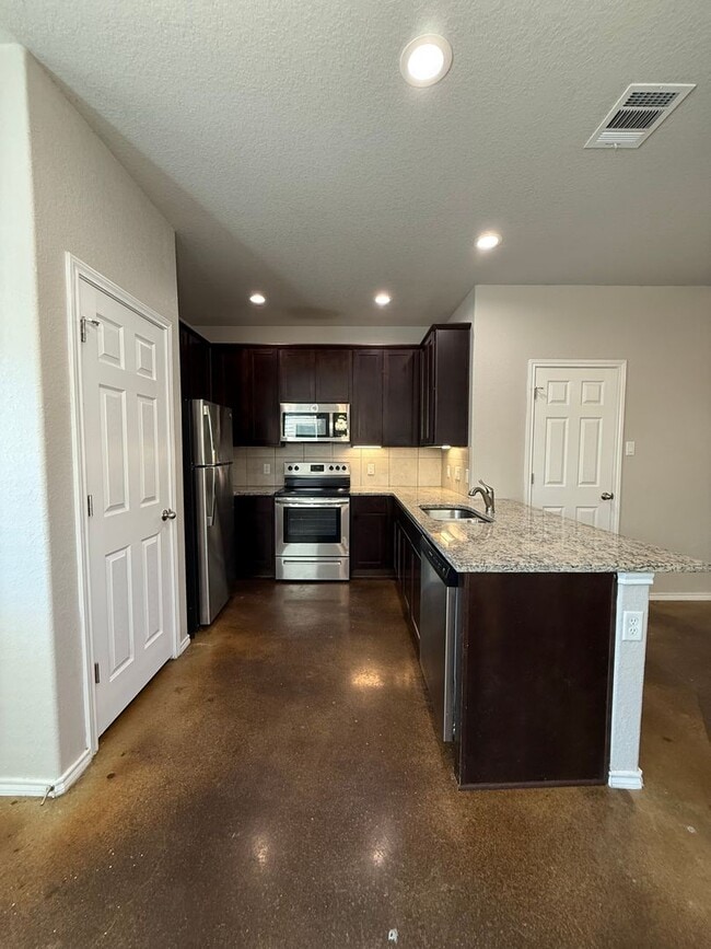 Building Photo - Beautiful Modern 3-Bed, 2-Bath Duplex with Private Yard & Spacious Layout