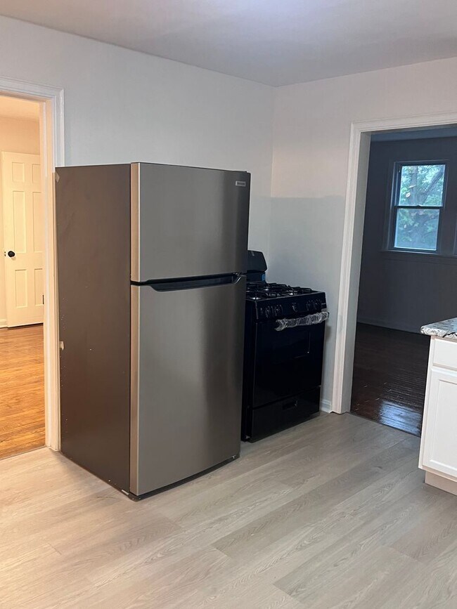 Building Photo - Charming 2-Bedroom Upper Unit – Spacious L...